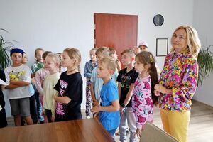 Uczniowie SP Żarów z wizytą w UM Żarów