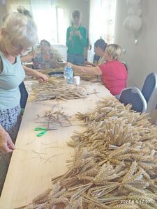 Mieszkańcy przygotowują dożynkowe wieńce