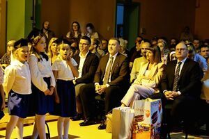 Pasowanie pierwszoklasistów w SP Żarów