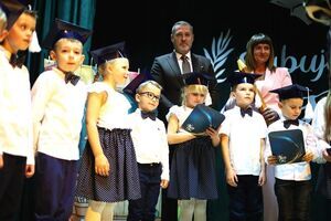 Pasowanie pierwszoklasistów w SP Żarów