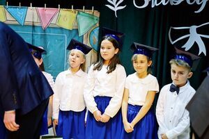 Pasowanie pierwszoklasistów w SP Żarów
