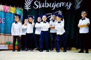 Pasowanie pierwszoklasistów w SP Żarów