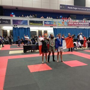 Zawodnicy Kickboxing Fighter Żarów z medalami Mistrzostw Świata