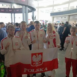 Zawodnicy Kickboxing Fighter Żarów z medalami Mistrzostw Świata