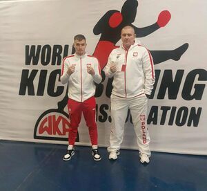 Zawodnicy Kickboxing Fighter Żarów z medalami Mistrzostw Świata