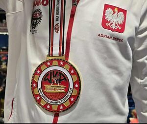 Zawodnicy Kickboxing Fighter Żarów z medalami Mistrzostw Świata