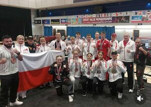 Zawodnicy Kickboxing Fighter Żarów z medalami Mistrzostw Świata