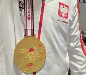 Zawodnicy Kickboxing Fighter Żarów z medalami Mistrzostw Świata