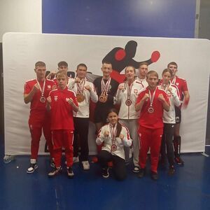 Zawodnicy Kickboxing Fighter Żarów z medalami Mistrzostw Świata
