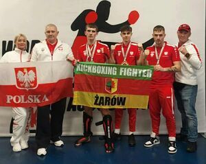 Zawodnicy Kickboxing Fighter Żarów z medalami Mistrzostw Świata