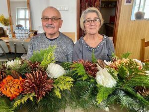 Seniorzy na warsztatach florystycznych