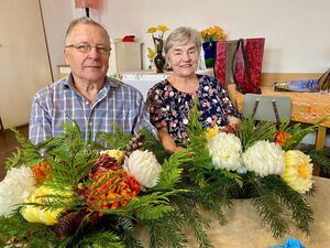 Seniorzy na warsztatach florystycznych