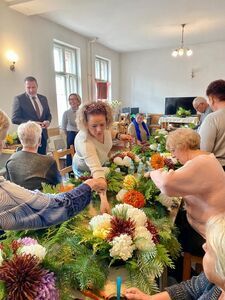 Seniorzy na warsztatach florystycznych
