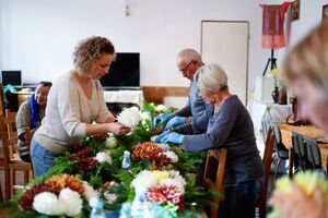 Seniorzy na warsztatach florystycznych