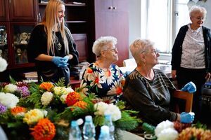 Seniorzy na warsztatach florystycznych