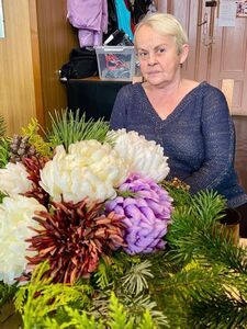 Seniorzy na warsztatach florystycznych