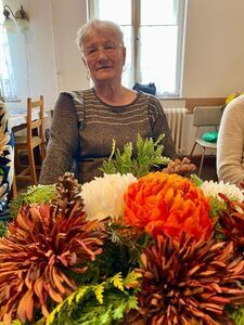 Seniorzy na warsztatach florystycznych