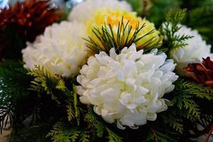 Seniorzy na warsztatach florystycznych