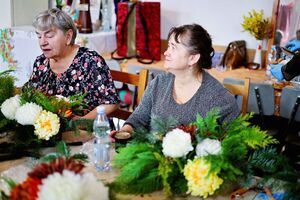 Seniorzy na warsztatach florystycznych