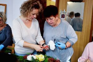 Seniorzy na warsztatach florystycznych