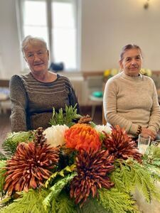 Seniorzy na warsztatach florystycznych