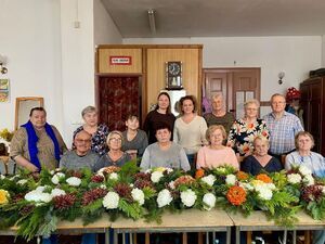 Seniorzy na warsztatach florystycznych
