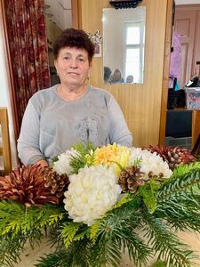 Seniorzy na warsztatach florystycznych