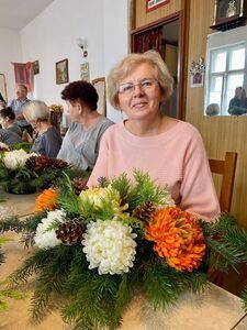 Seniorzy na warsztatach florystycznych