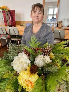 Seniorzy na warsztatach florystycznych