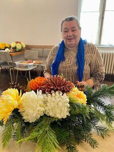 Seniorzy na warsztatach florystycznych