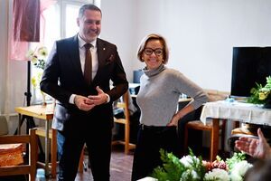 Seniorzy na warsztatach florystycznych