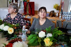 Seniorzy na warsztatach florystycznych