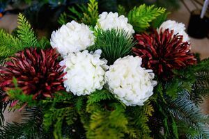 Seniorzy na warsztatach florystycznych