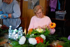 Seniorzy na warsztatach florystycznych