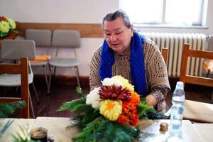 Seniorzy na warsztatach florystycznych