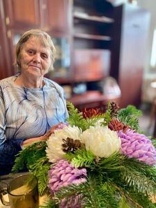 Seniorzy na warsztatach florystycznych