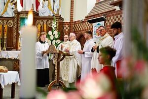Uroczysta msza święta i poświęcenie nowego sztandaru z okazji 80-lecia Zespołu Szkół w Żarowie