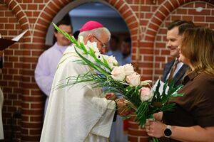 Uroczysta msza święta i poświęcenie nowego sztandaru z okazji 80-lecia Zespołu Szkół w Żarowie