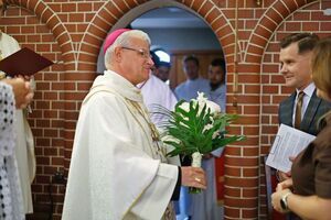 Uroczysta msza święta i poświęcenie nowego sztandaru z okazji 80-lecia Zespołu Szkół w Żarowie