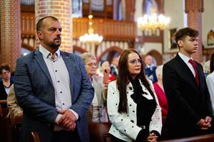 Uroczysta msza święta i poświęcenie nowego sztandaru z okazji 80-lecia Zespołu Szkół w Żarowie