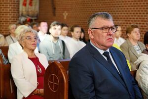 Uroczysta msza święta i poświęcenie nowego sztandaru z okazji 80-lecia Zespołu Szkół w Żarowie