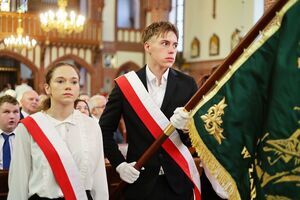 Uroczysta msza święta i poświęcenie nowego sztandaru z okazji 80-lecia Zespołu Szkół w Żarowie