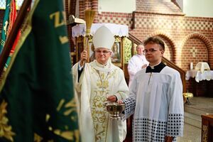 Uroczysta msza święta i poświęcenie nowego sztandaru z okazji 80-lecia Zespołu Szkół w Żarowie