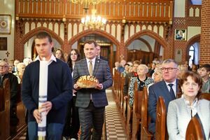 Uroczysta msza święta i poświęcenie nowego sztandaru z okazji 80-lecia Zespołu Szkół w Żarowie