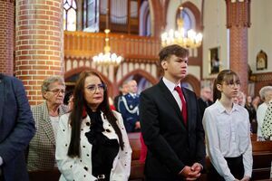 Uroczysta msza święta i poświęcenie nowego sztandaru z okazji 80-lecia Zespołu Szkół w Żarowie