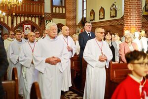 Uroczysta msza święta i poświęcenie nowego sztandaru z okazji 80-lecia Zespołu Szkół w Żarowie