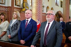 Uroczysta msza święta i poświęcenie nowego sztandaru z okazji 80-lecia Zespołu Szkół w Żarowie