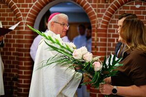 Uroczysta msza święta i poświęcenie nowego sztandaru z okazji 80-lecia Zespołu Szkół w Żarowie