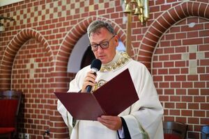 Uroczysta msza święta i poświęcenie nowego sztandaru z okazji 80-lecia Zespołu Szkół w Żarowie