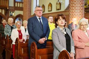 Uroczysta msza święta i poświęcenie nowego sztandaru z okazji 80-lecia Zespołu Szkół w Żarowie